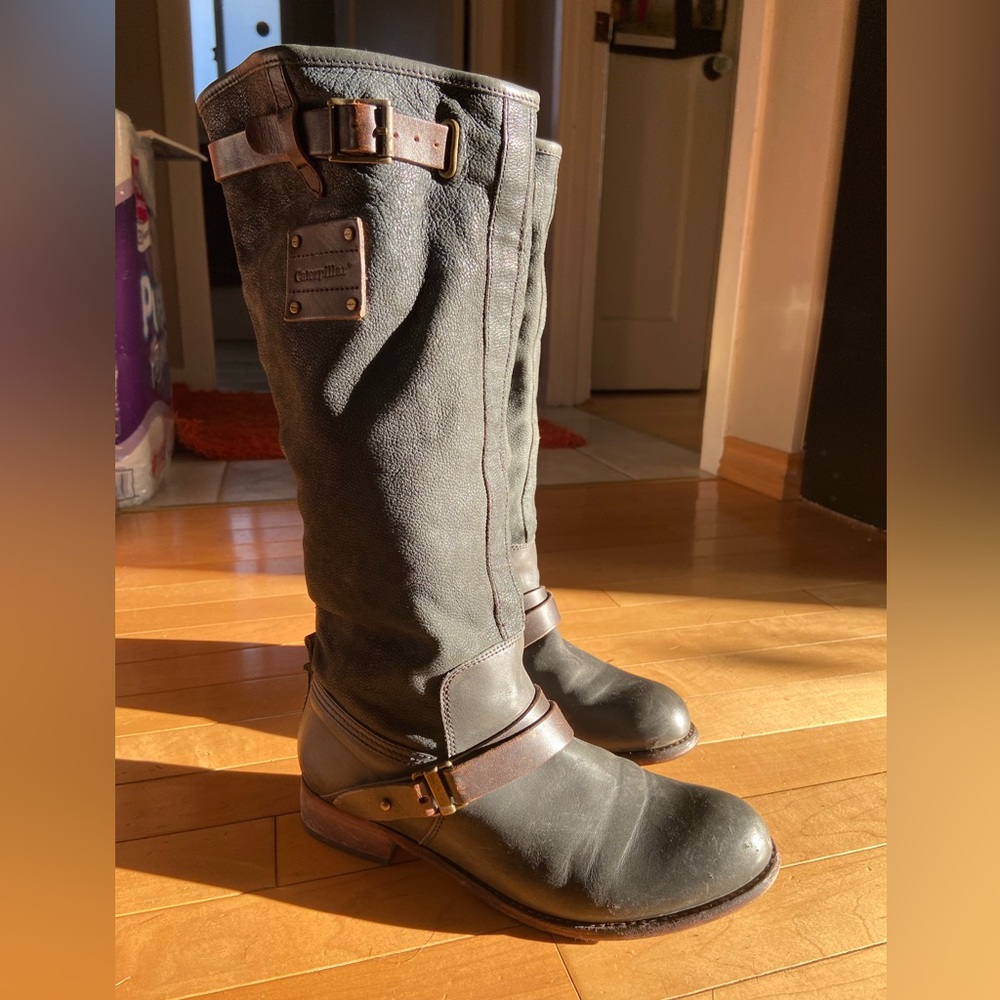Elegant black leather boots with brown detailing